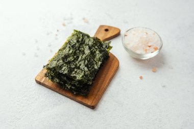 Tahta tahtada tuzlu gevrek yosun atıştırmalığı.