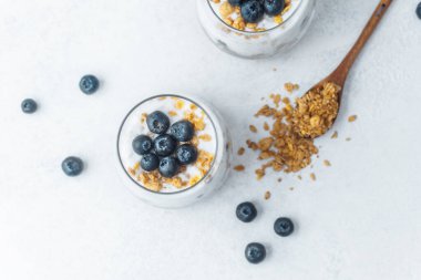 Yaban mersinli ve yoğurtlu granola parfe manzarası