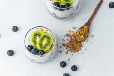 Sağlıklı granola parfe kivi ve yaban mersinli cam.
