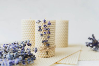 Lavanta ile süslenmiş el yapımı balmumu mumlar.