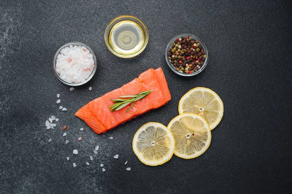 Taze somon filetosu. Tuz, limon dilimleri, yağ ve karışık biberlerle süslenmiş..