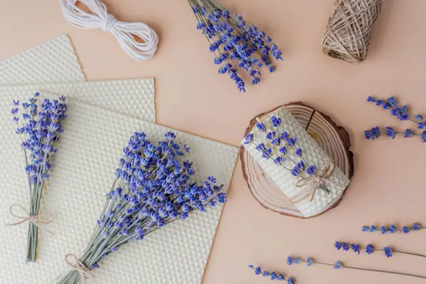 Balmumu mum ve ahşap dilimlenmiş lavanta.