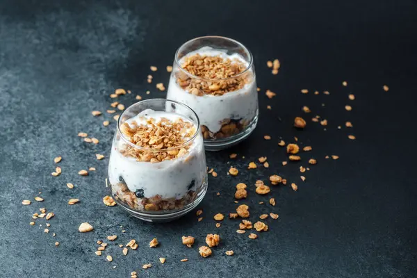 Koyu arkaplanda granola ve yoğurtlu parfümler.