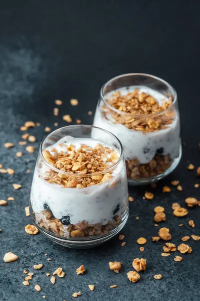 Koyu arkaplanda granola ve yoğurtlu parfümler.
