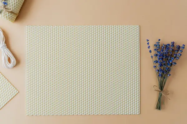 Balmumu mumu seti, lavanta ve bej arka planda araçlar.