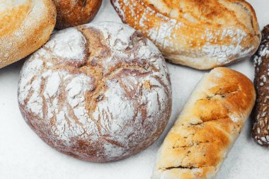 Çeşitli zanaatkar ekmekler düzgünce düzenlenir ve kırsal dokuları sergilenir..