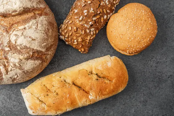 Farklı ekmek türleri desenli bir yüzeyde sanatsal olarak düzenlenmiştir..