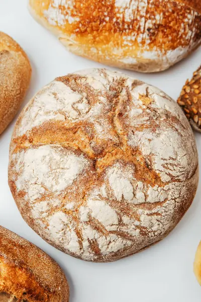 Çeşitli zanaatkar ekmek türleri eşsiz doku ve kabuk desenleri sergiler.