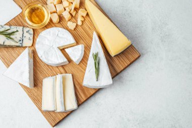 Tahtada bal ve biberiyeli peynir çeşitleri var..