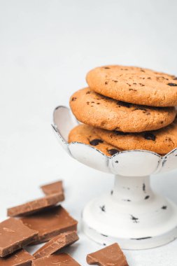 Taze pişmiş çikolatalı kurabiyeler yakın bir yerde çikolata standında..