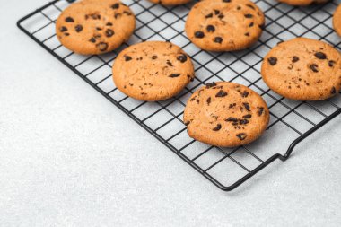 Sıcak çikolatalı kurabiyeler mutfakta pişirdikten sonra tel askıda dinleniyor..