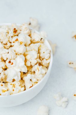 Lezzetli patlamış mısır beyaz kasede, film izlerken zevk almak için idealdir..