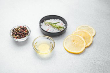 Lezzetli bir yemek yapmak için pirinç, baharat, limon dilimleri ve yağ hazırlanır..