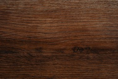 Zengin, sıcak kahverengi tonu ve derin çizgileri olan dikey ahşap dokusuna yakın plan.