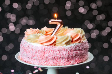 Yedi numaralı mumlu pembe kremalı pasta, doğum günü için ideal.!