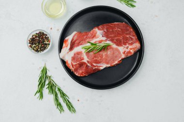 Biberiyeli domuz bifteği, siyah tabakta baharatlı.