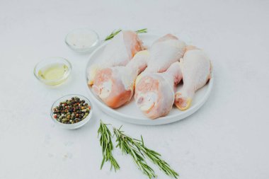 Tavuk budu ve biberli beyaz tabak.