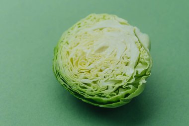 Ayrıntılı yaprak yapısını gösteren yarım yamalak lahana.