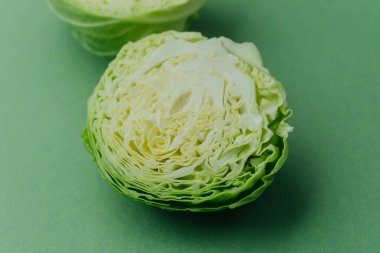 Ayrıntılı yaprak yapısını gösteren yarım yamalak lahana.