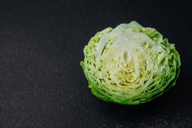 Siyah yüzeyde yarım lahana deseni var.