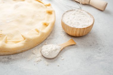 Pasta hamuru hazırlama unlu ve yumurtalı minimum pişirme ayarlı.