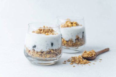 Granola ve yaban mersinli yoğurt parfe.