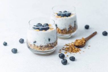 Taze yaban mersinli yoğurt tanecikleri.