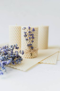 Lavanta ile süslenmiş el yapımı balmumu mumlar.