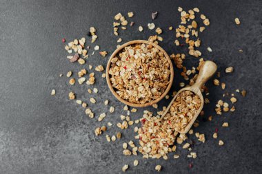 Granola kasesi ve kepçeyle karışık mısır gevreği.