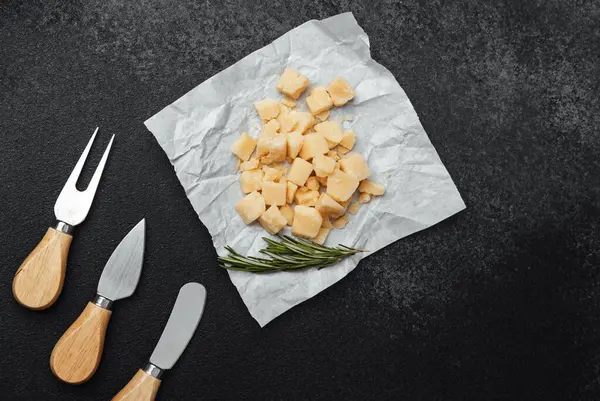 Doğranmış peynir parçaları ve taze biberiye bir yüzeyde yemek hazırlığı için hazır..