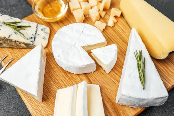 Tahtaya dizilmiş farklı peynirlerden oluşan ballı bir çeşit..