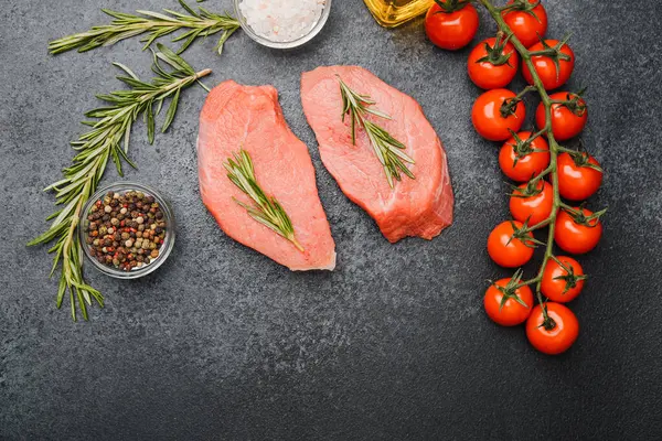 Biberiye, biberiye, biber ve domatesli çiğ biftek.