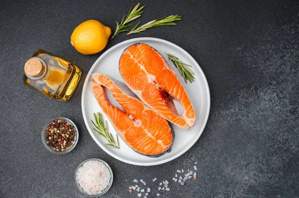 Sebze ve limonlu bir tabakta hazırlanmış somon filetoları..