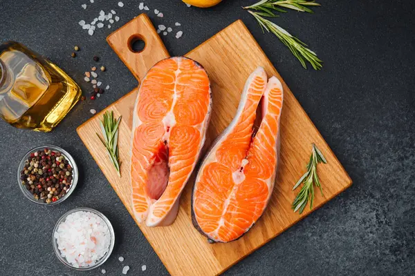 Somon filetoları tuz, biber ve otlarla pişirilmeye hazır..