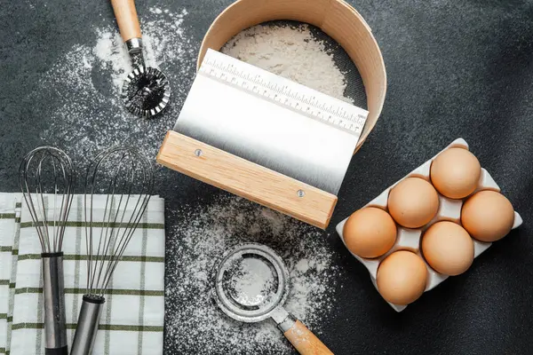 Un, kap kacak ve yumurtalar tezgahta pişirme oturumu için düzenlenir..