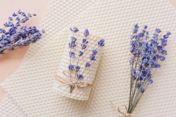 Pastel arka planda lavanta ile dekore edilmiş el yapımı balmumu.