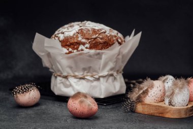 Geleneksel Paskalya pastası kağıttan yapılmış ve yumurtalı. Koyu arkaplanı olan kırsal tatil ayarları.