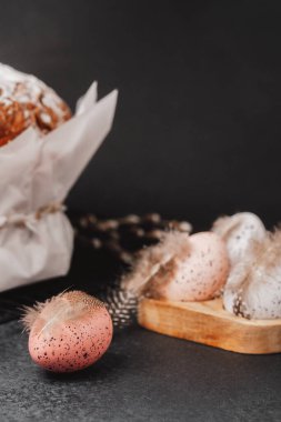 Pudra şekeri ve pastel yumurtalı Paskalya pastası. Tatil fırını ve dekor konsepti.
