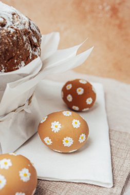 Elle boyanmış papatya yumurtalı geleneksel Paskalya pastası. Ev yapımı şenlik malzemeleri ve dekorasyonu.