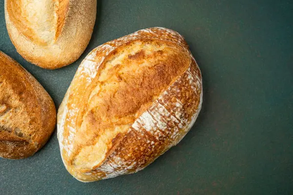 Koyu dokulu yüzeyde taze altın ekmek..