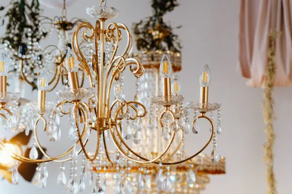 Işıldayan kristaller içeren dekoratif avize odanın atmosferini arttırır.