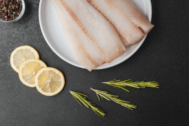 Baharatlı, limonlu ve biberiyeli ham pollock fileto.