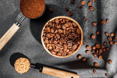 Kahve, hazır kahve, kepçe içinde fasulye ve arka planda ahşap kase.