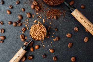 Kahve çekirdeği ve kepçeli kahve taneleri.