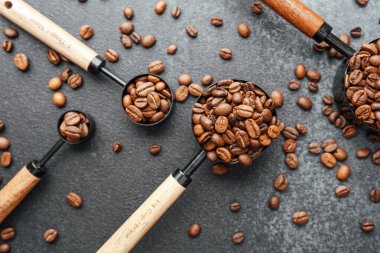 Kahve çekirdeği dolu üç kaşık düz yatıyordu.