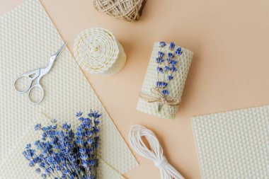 Balmumu mumu seti, lavanta ve bej arka planda araçlar.