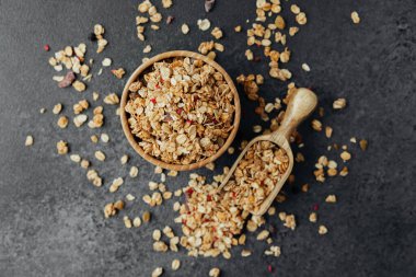 Granola kasesi ve kepçeyle karışık mısır gevreği.