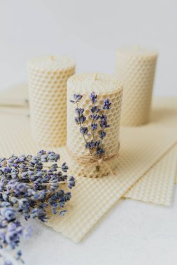 Lavanta ile süslenmiş el yapımı balmumu mumlar.