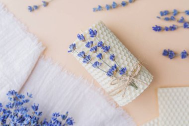 Pastel arka planda lavanta ile dekore edilmiş el yapımı balmumu.