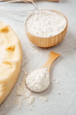 Mutfak tezgahındaki malzemeler pasta hazırlığı için hazır.